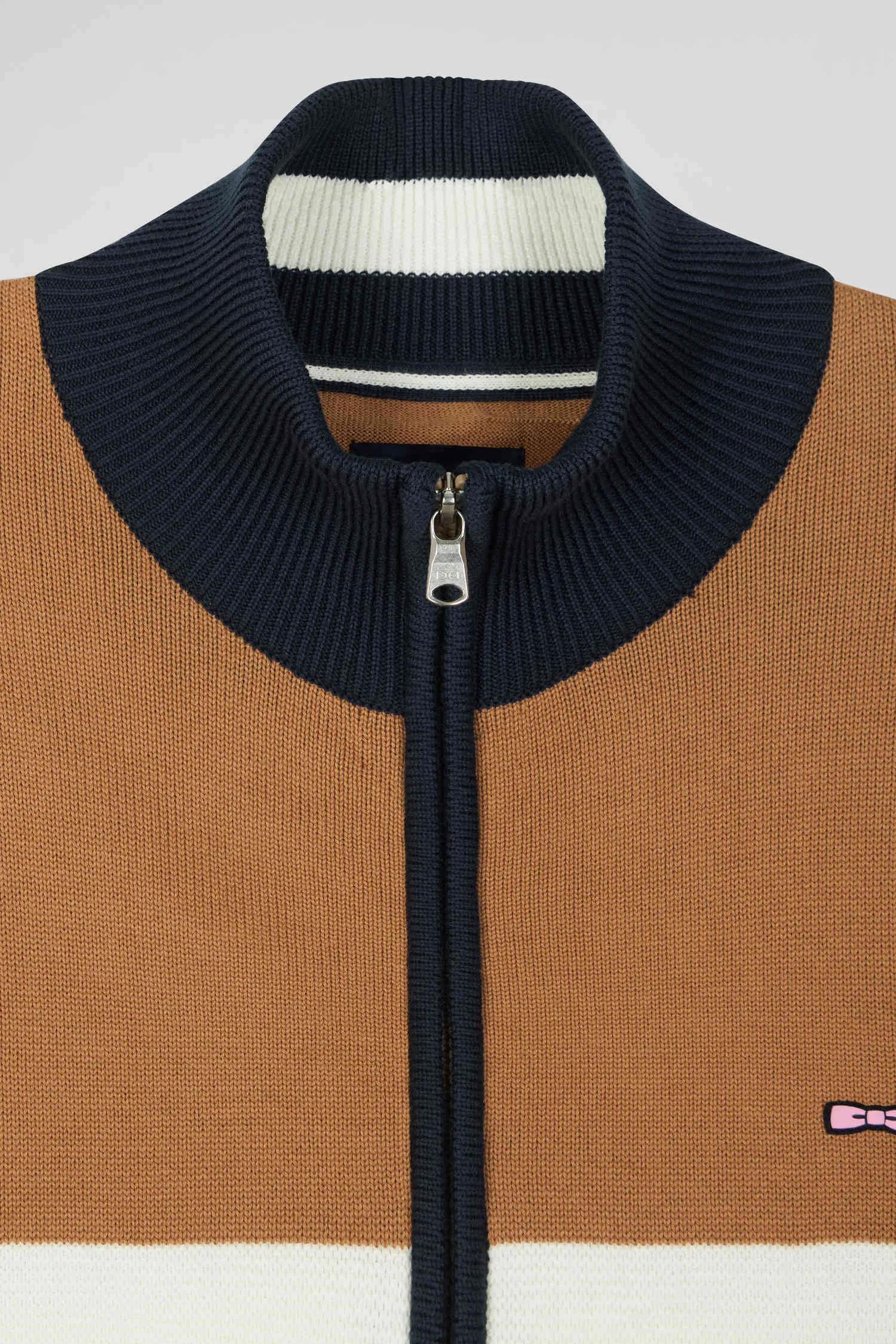 Cardigan zippé à col montant tricolore camel broderie 10 et jeu de maille